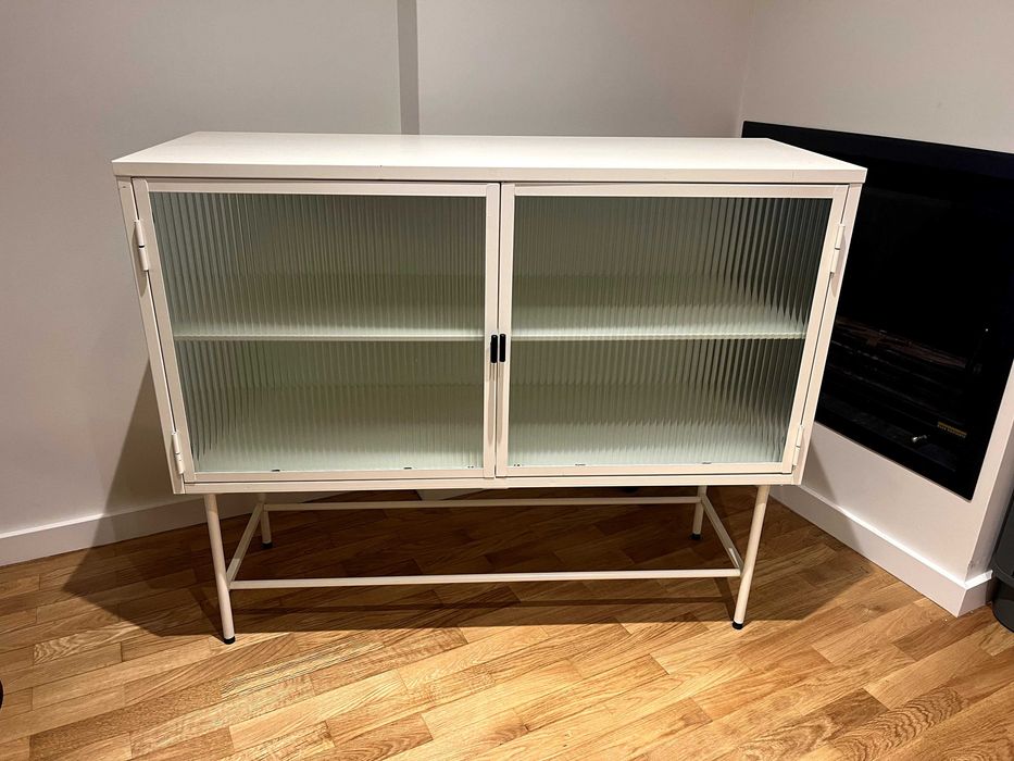 Vitrina / Aparador em metal branco e vidro esverdeado
