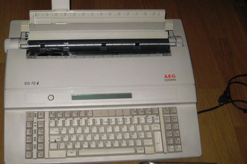 Máquina de Escrever AEG como Nova e com pouco uso