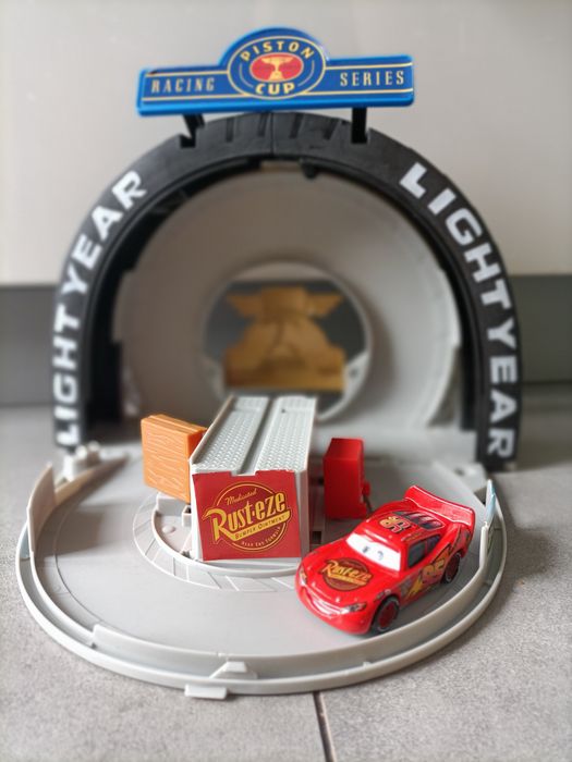 Disney Pixar Cars 3 przenośny zestaw Auta zygzak McQueen auto