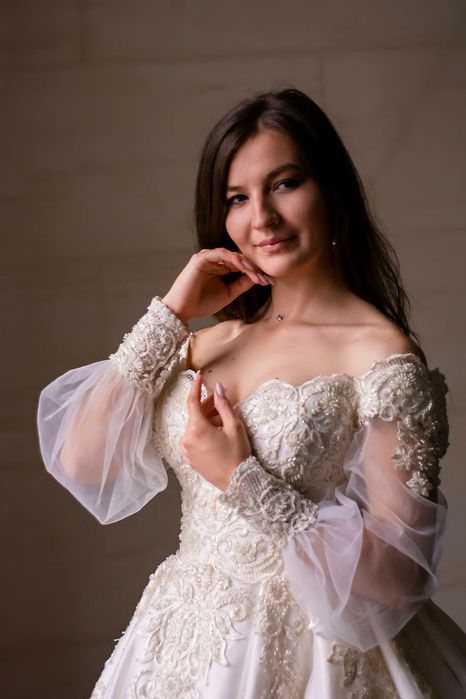 Продам весільну сукню, у використанні була лише раз.