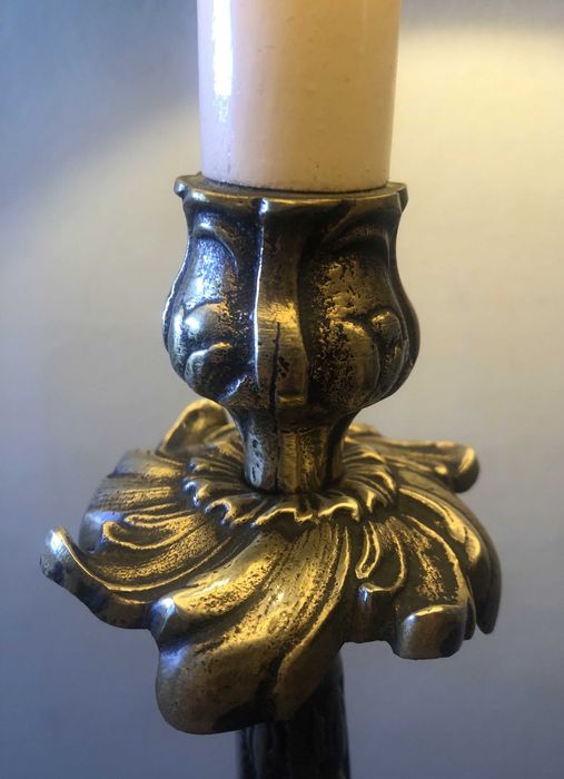 Candeeiros (par) de mesa, antigos, em latão/bronze, muito bom estado