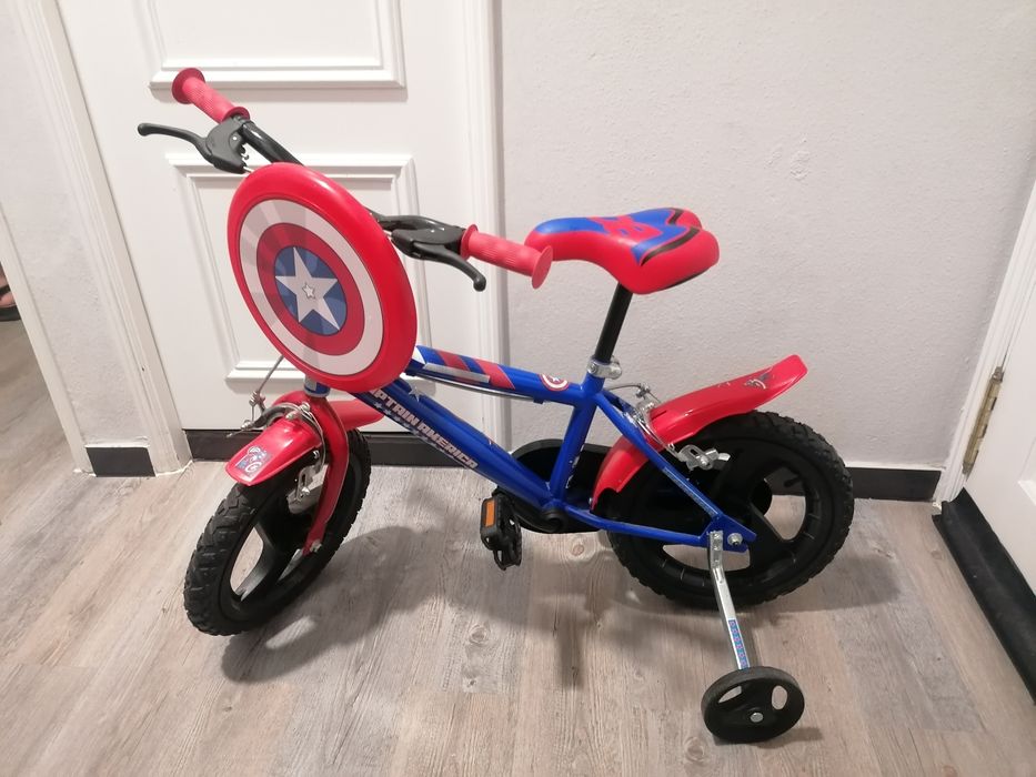 Bicicleta do Capitão América com rodas de apoio - como nova!