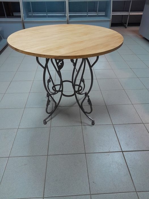 Стіл металевий з круглою стільницею