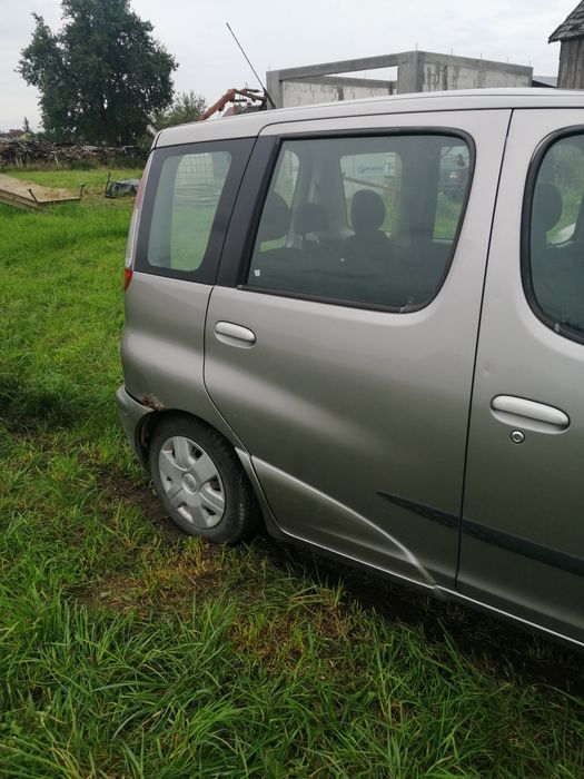 Sprzedam maskę bagażnika lampy i drzwi do Toyoty yaris verso