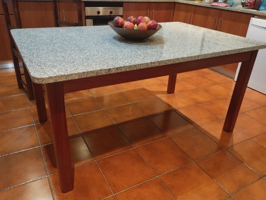 Mesa madeira maciça e granito