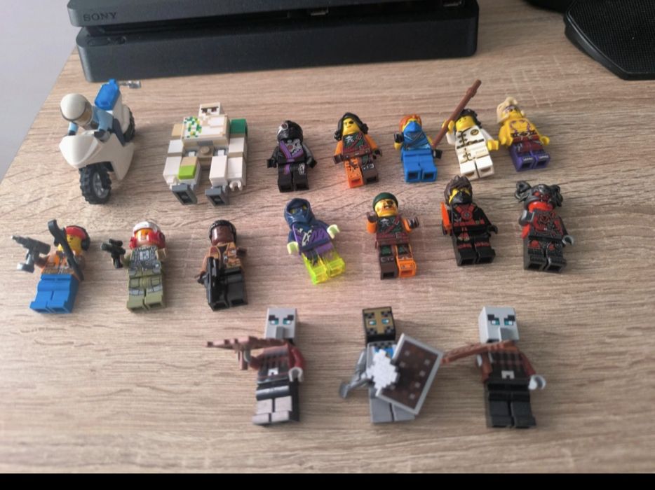 LEGO Minifigurki - zestaw 17 minifigurek z dodatkami