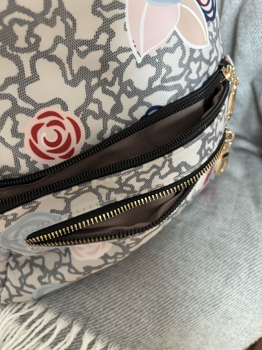 Mochila nova com padrão flores “TOUS”