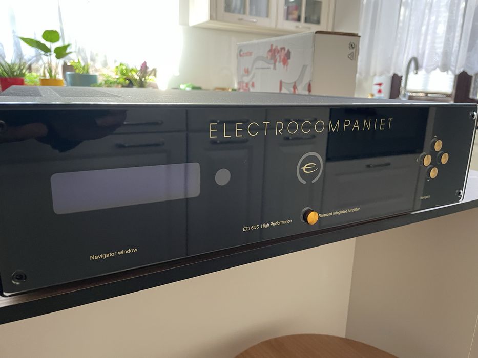 Electrocompaniet ECI6 DS wzmacniacz streamer z dodatkową stacją dokującą i pilotem multimedialnym