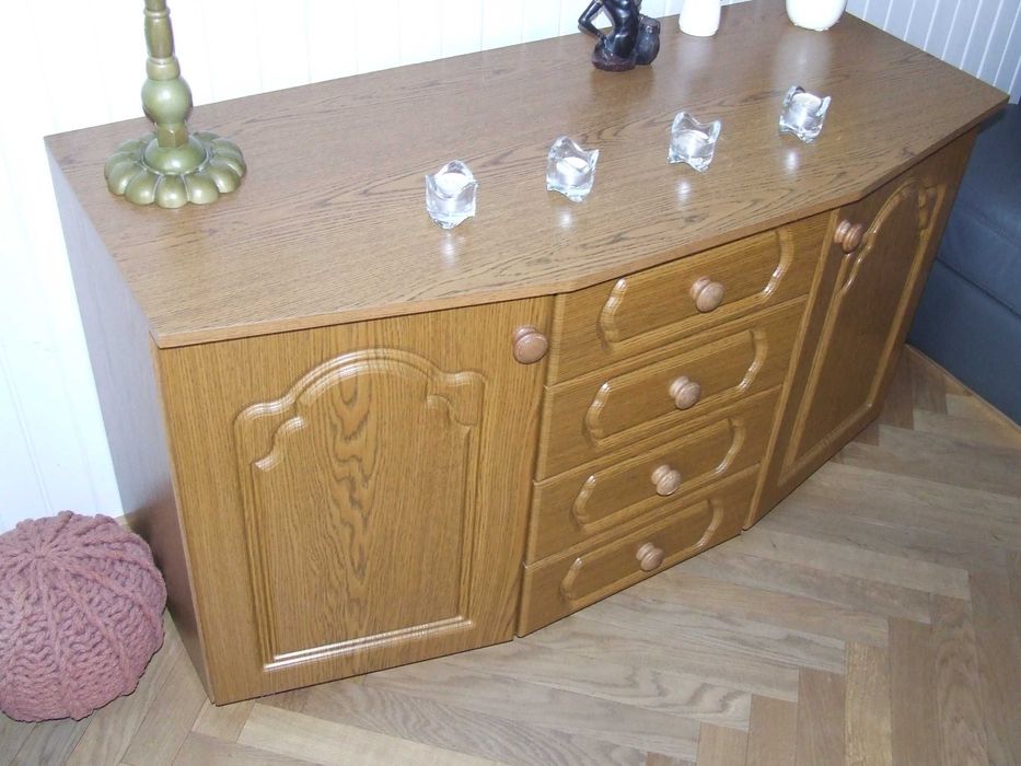 Stół 8 krzeseł plus komoda