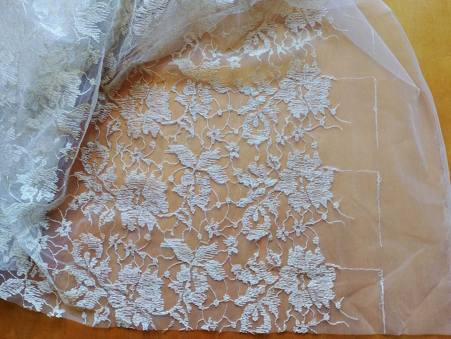 Moda. Haftowany tiul. Komunia. Na odzież, szale.