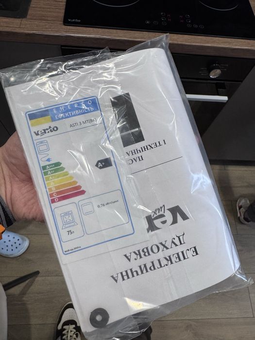 Електрична духова шафа Varto — 75 л, чорна