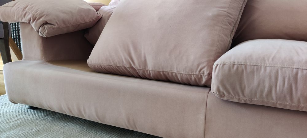 Sofá de três lugares em tecido