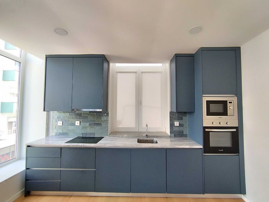 Arrenda-se T4 duplex, novo, em construção moderna. Elegante, confortável e espaçoso.