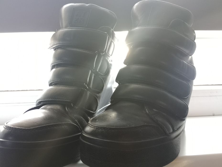 Чёрные сникерсы на платформе с липучками