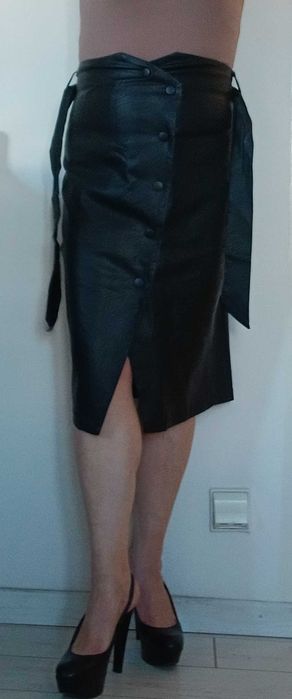 Czarna ołówkowa spódnica