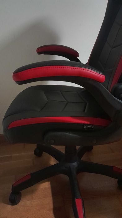 Cadeira Gaming Skyline Staples Preta e Vermelha