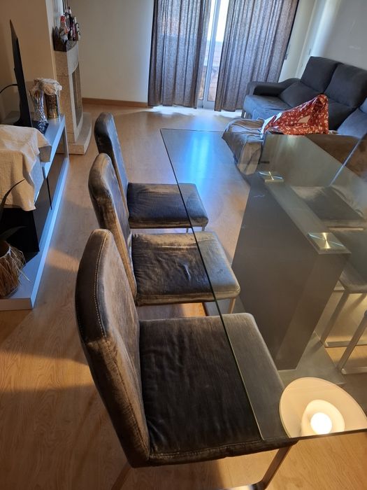 Mesa de vidro e 6 cadeiras