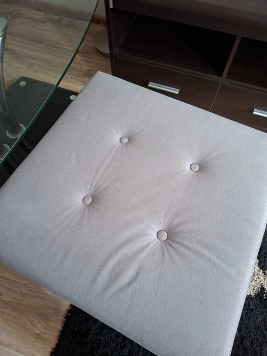Pufy szare do salonu