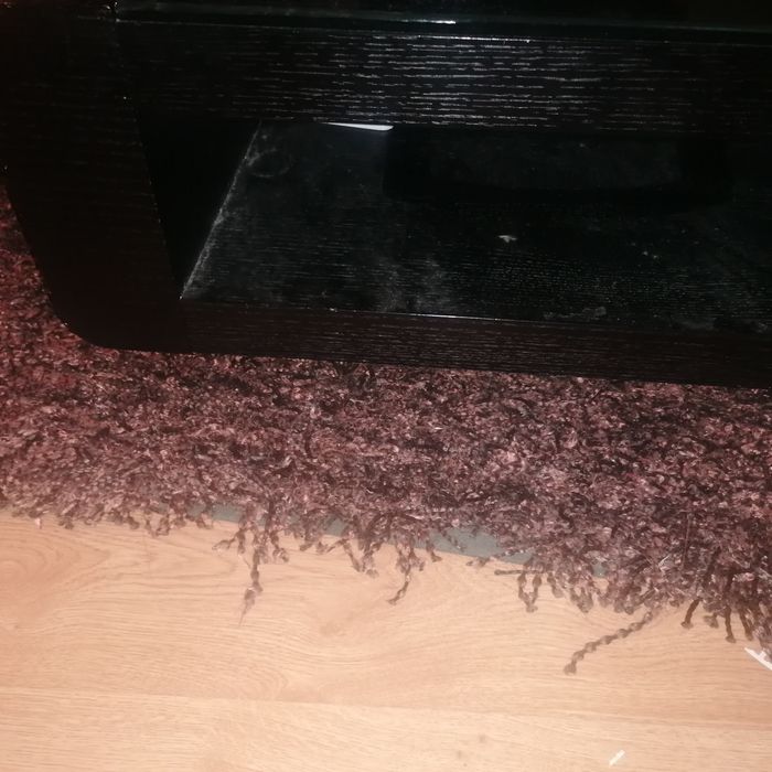 Mesa de centro em madeira maciça preta com tampo em vidro