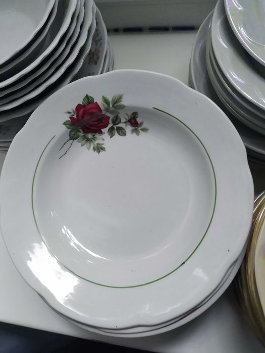 Продам набір тарілок і ложок.