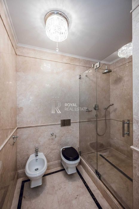 Продаж 3-кімнатної квартири Київ ЖК Космополітен 117 м² 9 поверх преміальний ремонт меблі з масиву дерева паркетна дошка охорона