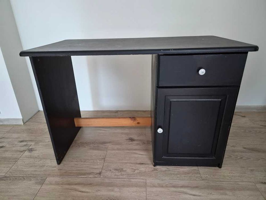 biurko sosnowe, 110x60x75, pomalowane na czarno, do odświeżenia