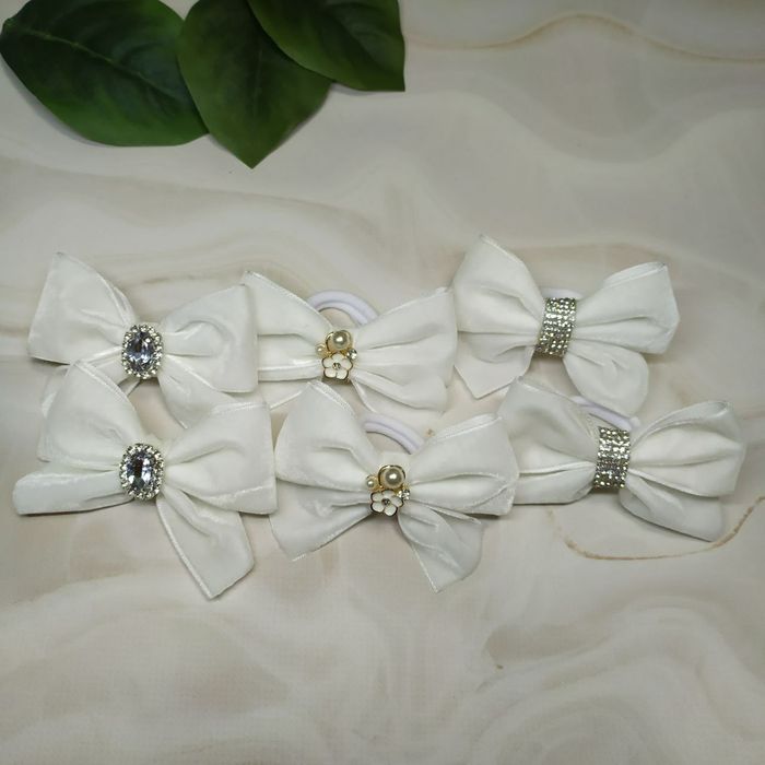 Оксамитові білі бантики.
