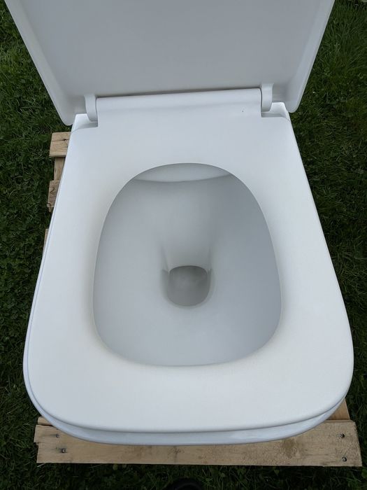 Misa wc omnires pod stelaż z deską wolnoopadającą.