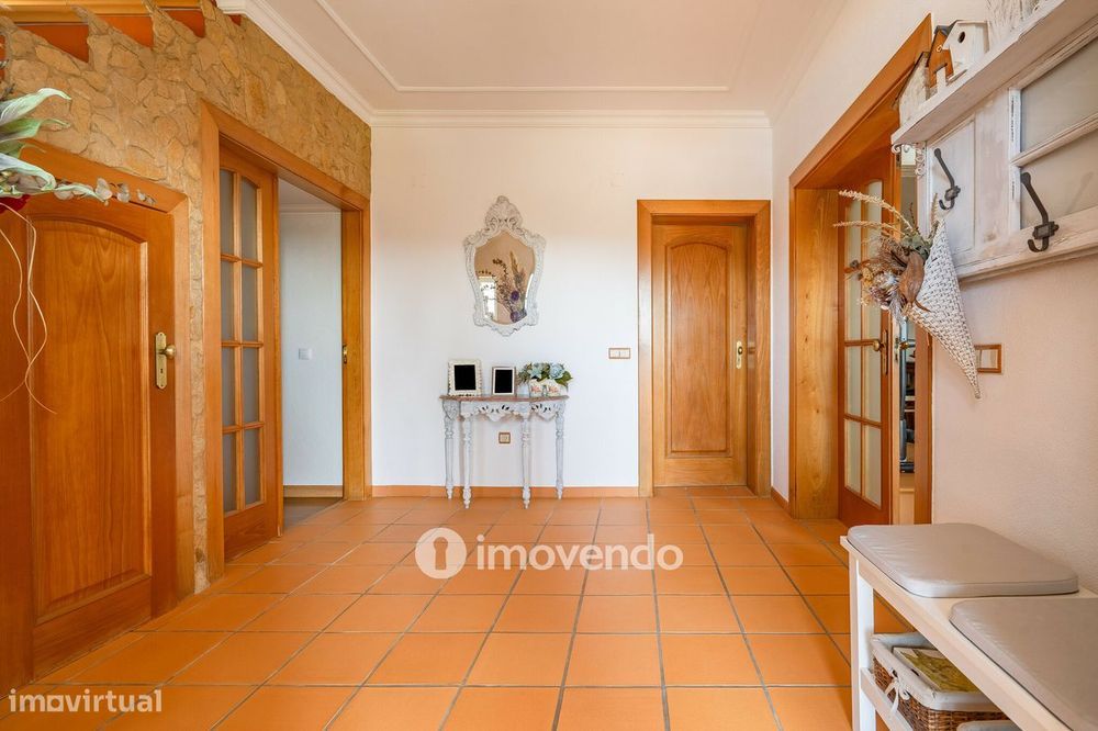 Moradia T3+1 com terreno com jardim, piscina e garagem, em Alenquer
