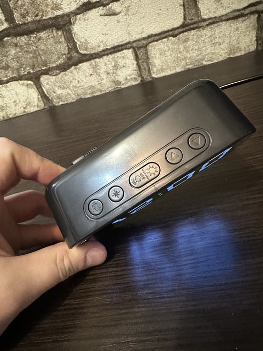 Електронний годинник настільний