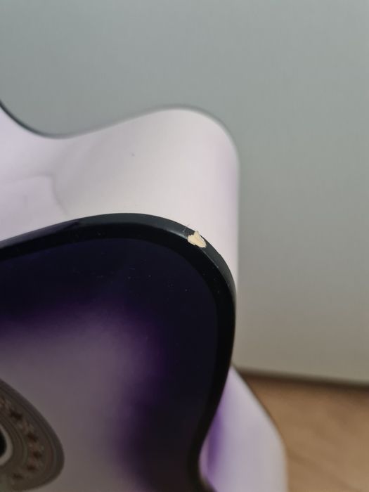 Fioletowa gitara akustyczna