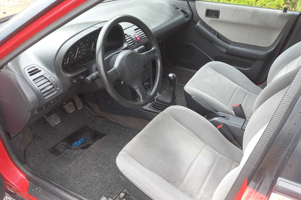 Mazda 323f Vermelho
