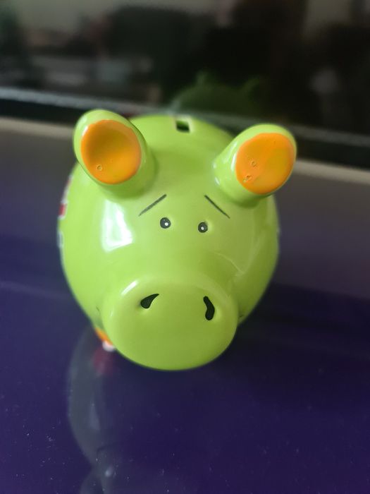 Świnka skarbonka na wino, kobitki i co ino