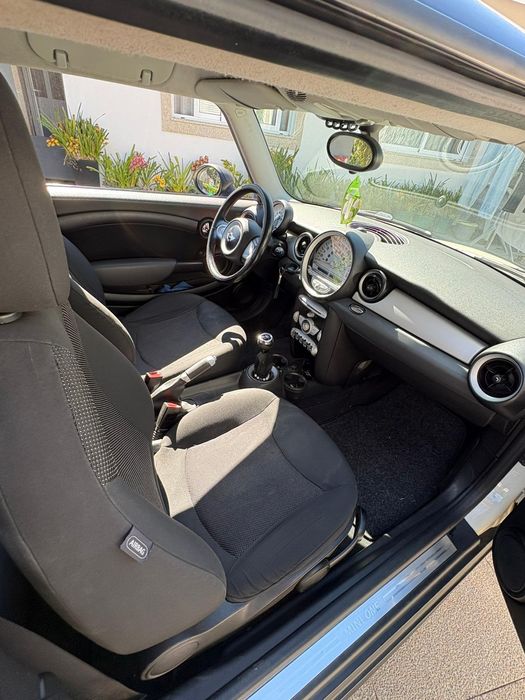 Carro Mini One semi novo