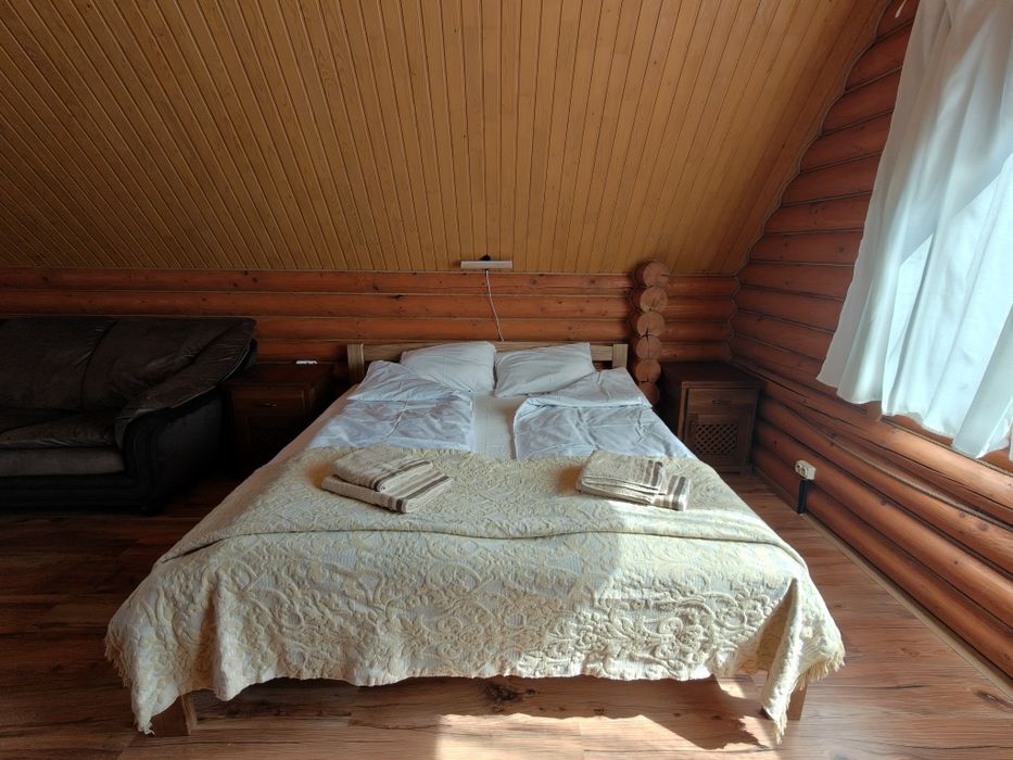 Затишний зруб біля моря