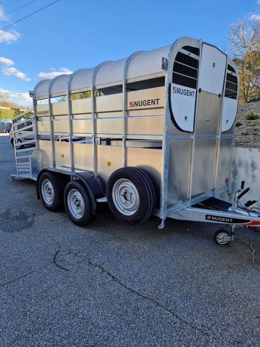 Reboque para transporte de animais c/depósito animais