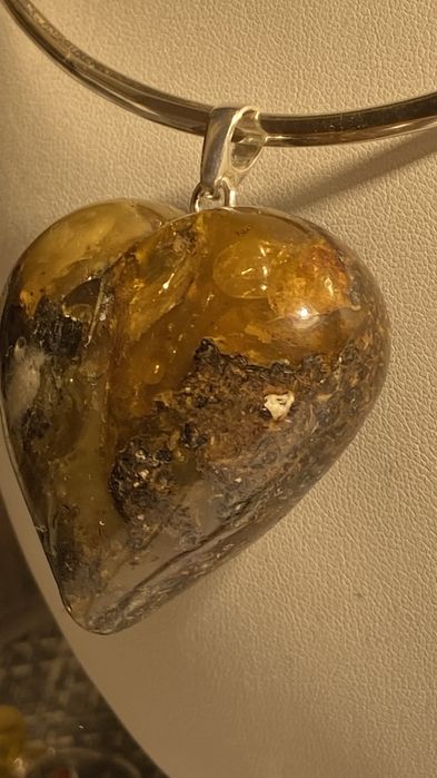 Wisior z bursztynu , duże serce