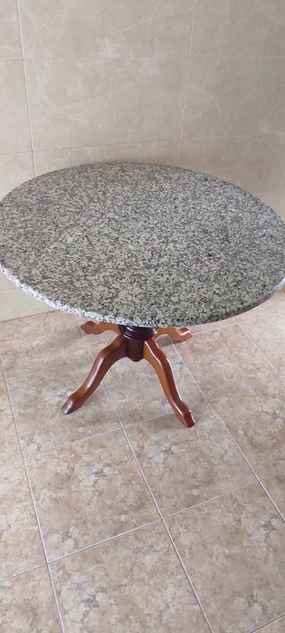 Mesa de mármore redonda com suporte