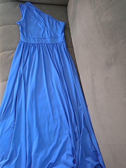 Długa sukienka na jedno ramię