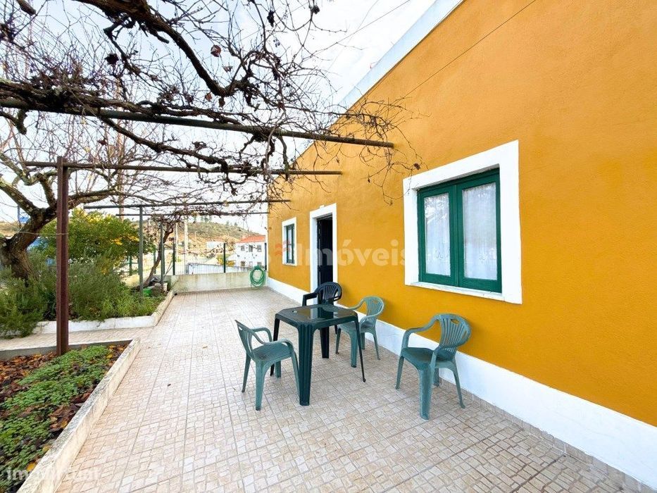 Moradia de Três Pisos com Vista Deslumbrante para o Rio Tejo e Cast...