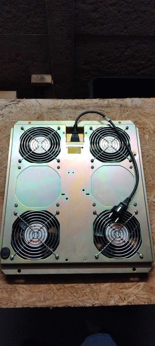 Panel wentylatorów firmy APW do szaf serweriwych.