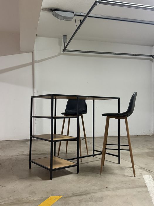 Mesa alta com cadeiras