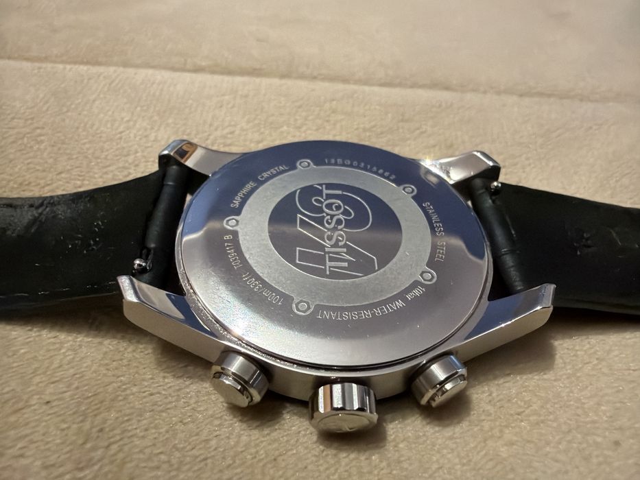 OPORTUNIDADE - Relógio preto - bracelete em pele - 100 metros resistência a água