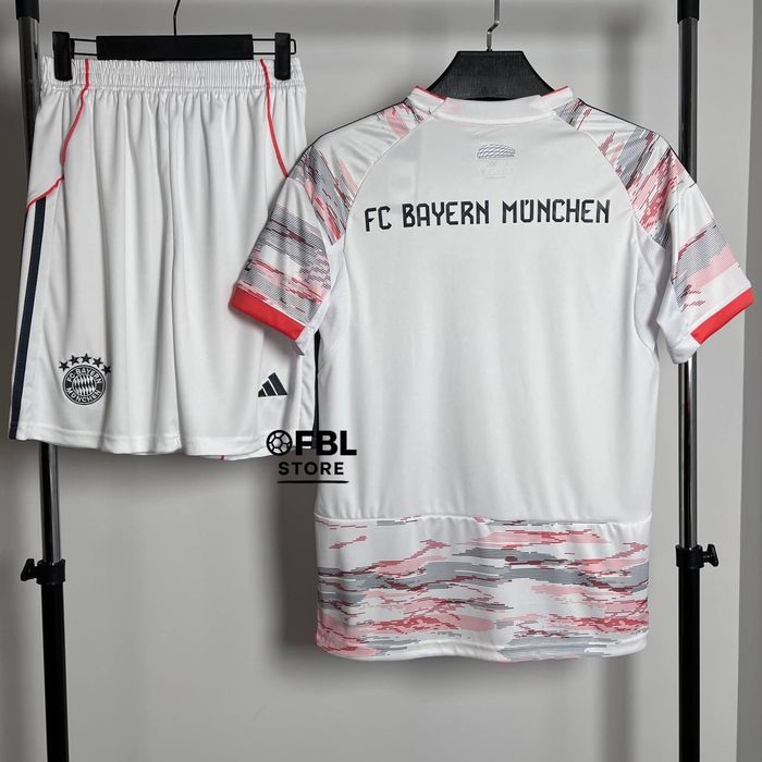 Футбольні форми Баєрн Мюнхен сезону 2025-26