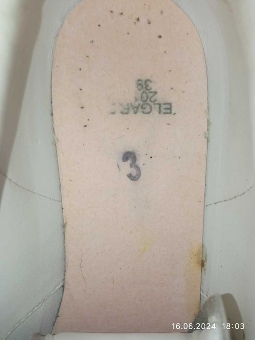 Продам кожаные женские кроссовки Alexander McQueen (Размер 39)