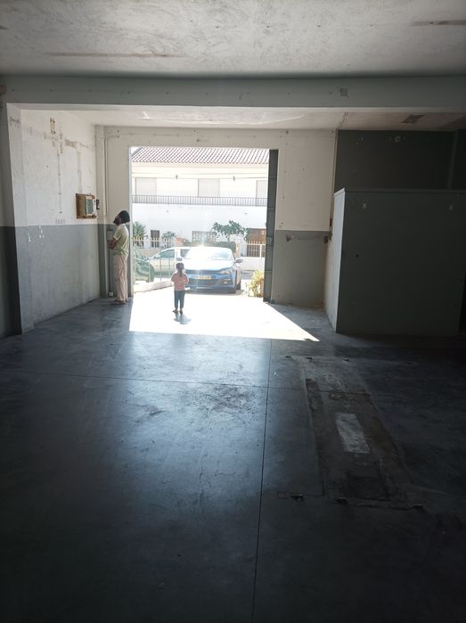 Arrenda armazém/oficina/garagem
