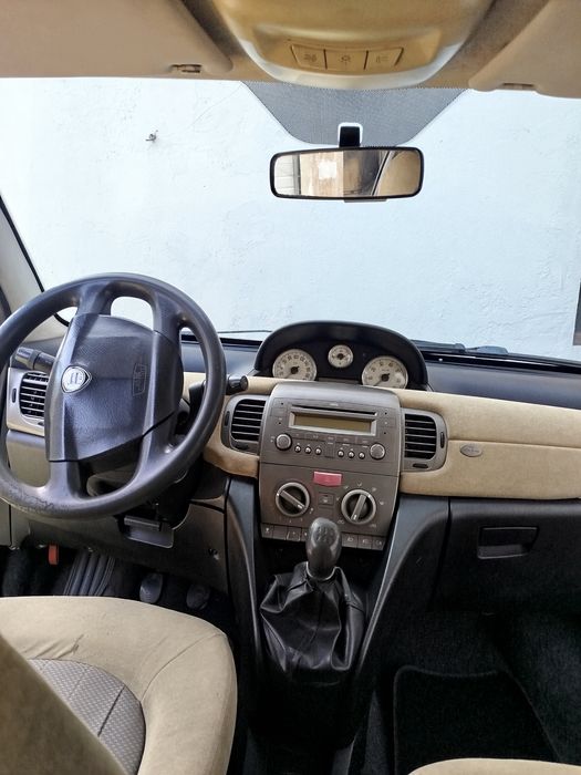 Lancia Ypslon cor cinza