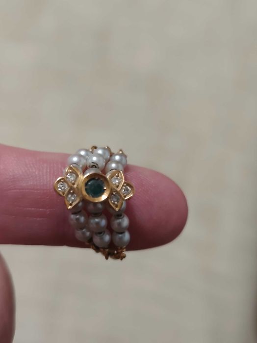 Anel em ouro com brilhantes, pérolas e esmeralda