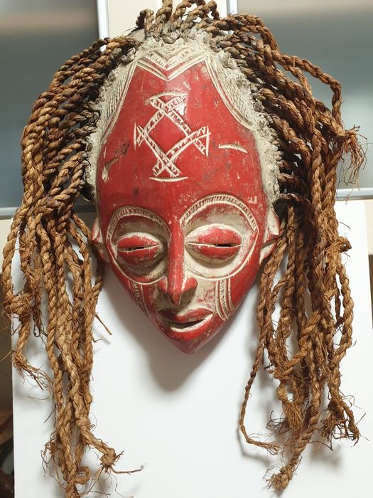 Fantástica grande máscara africana em madeira esculpida à mão