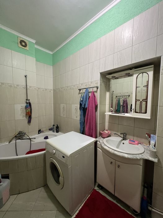 Продаж двох будинків у одному дворі.